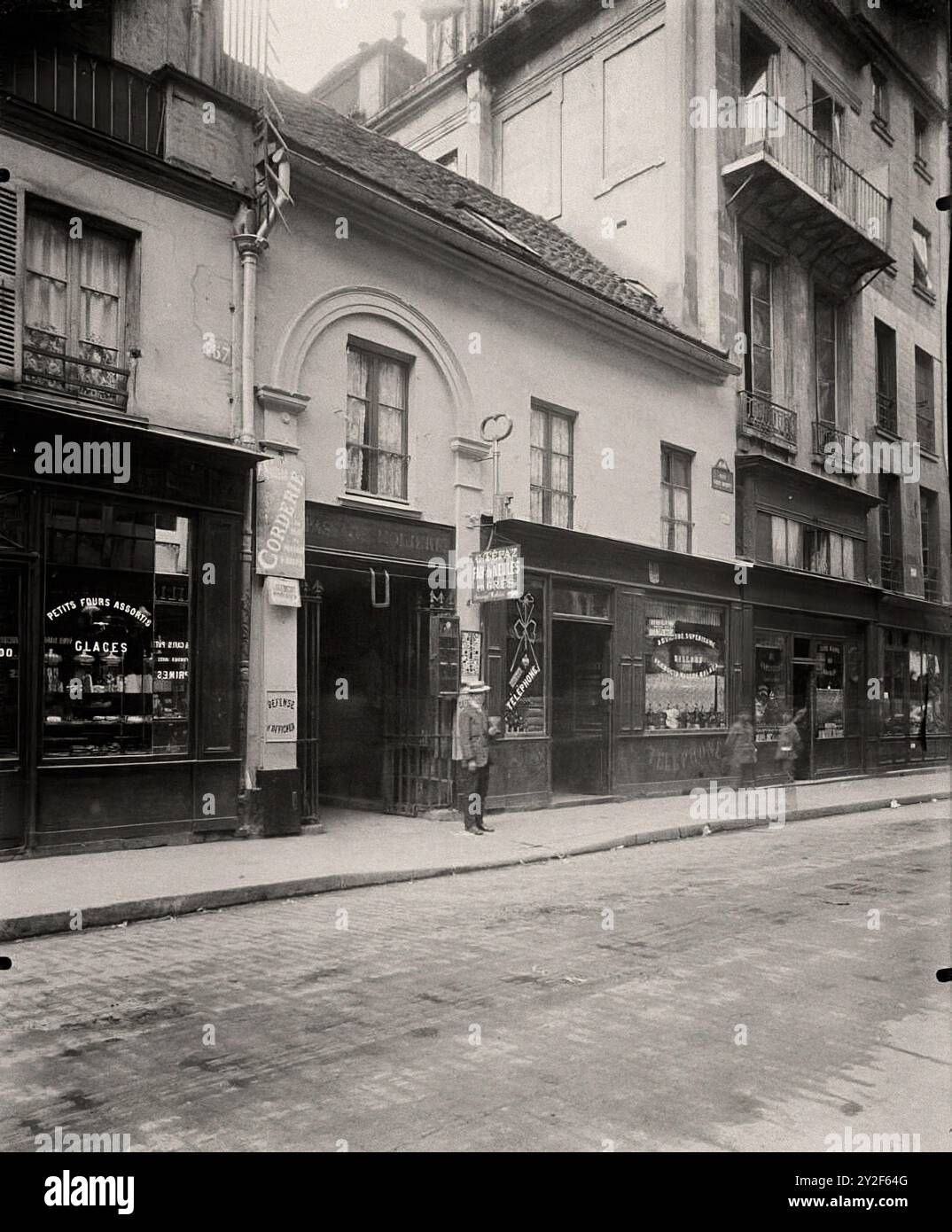 Eugène Atget - entrée du passage Molière 157 rue St Martin 3e - Paris au moment des travaux Du Baron Haussmann Banque D'Images