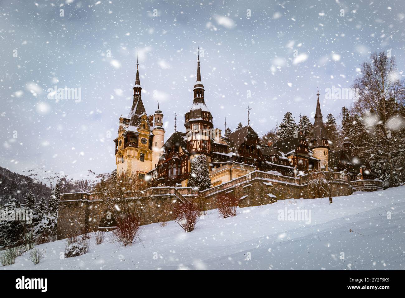 Majestueux château de Peles dans les montagnes des Carpates en hiver, Sinaia, Roumanie Banque D'Images