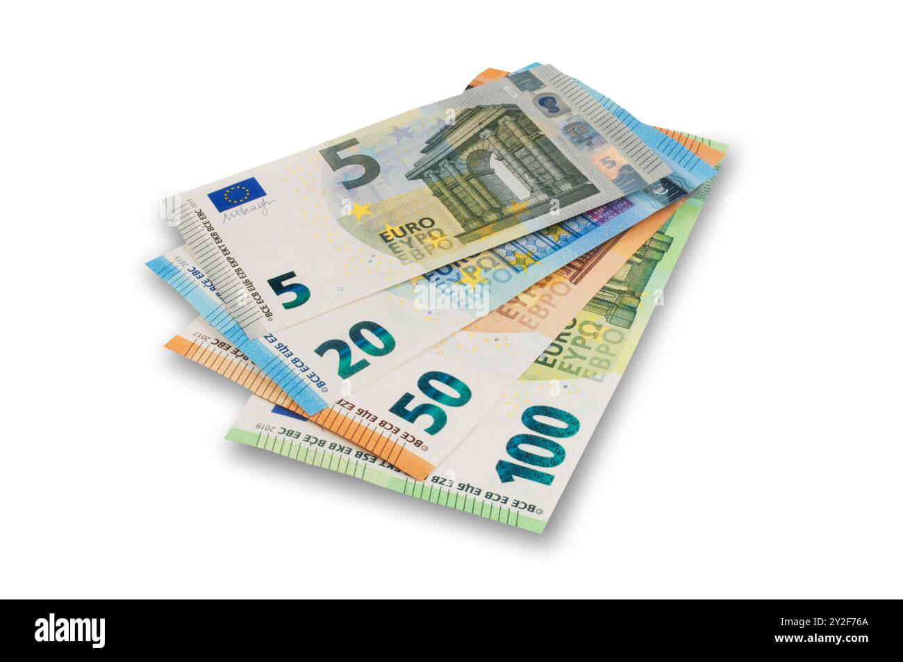 Plan studio d'une sélection de billets en euros découpés sur fond blanc - John Gollop Banque D'Images