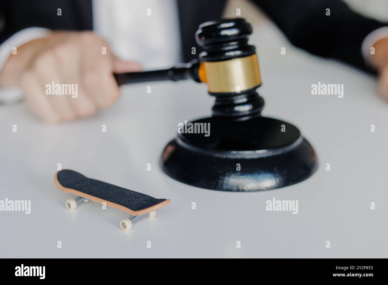 Pas de panneau de skateboard dans la rue. Symbole d'interdiction de skateboard dans la ville. Pas de panneau de skateboard. Banque D'Images