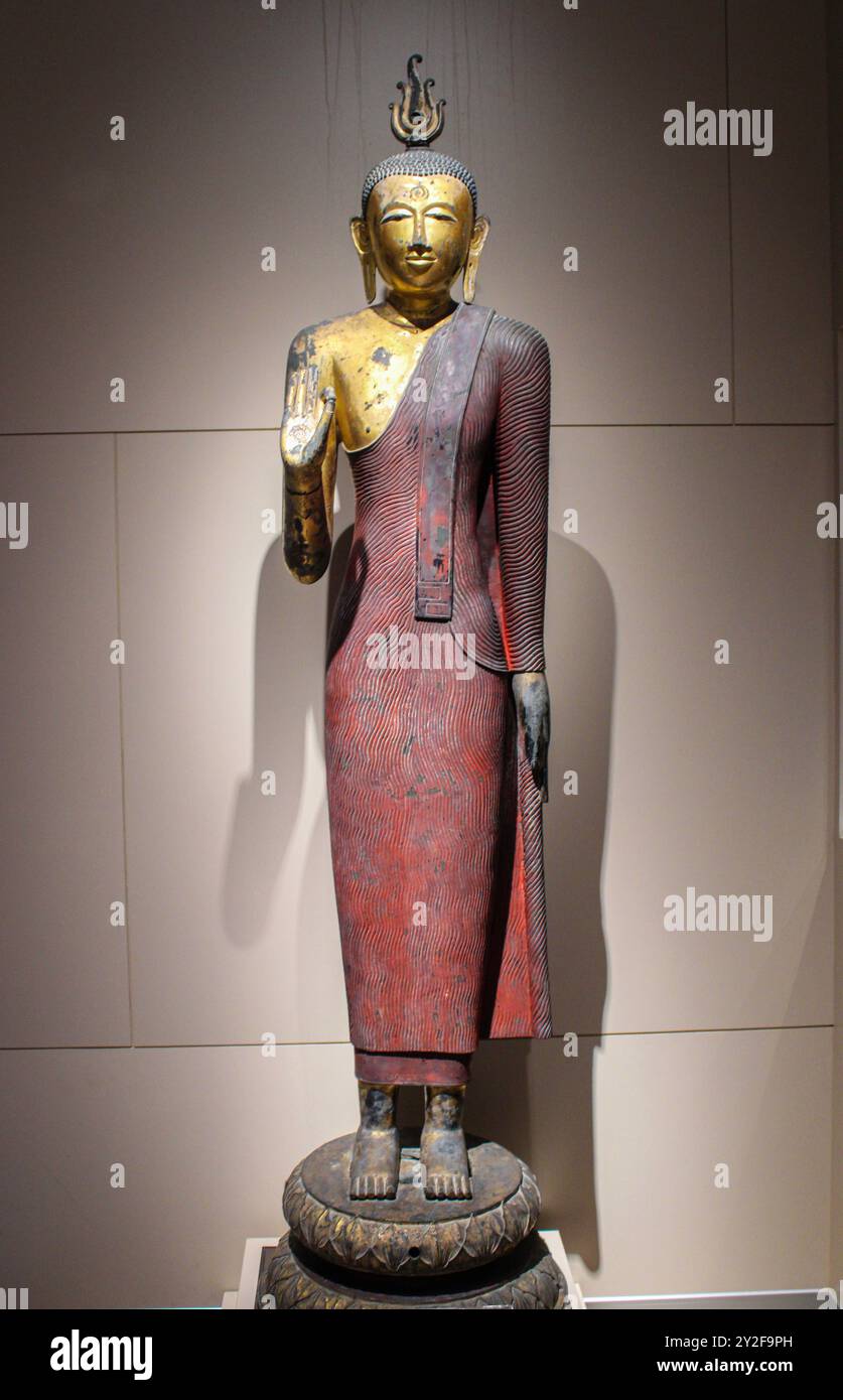 Bangkok, Thaïlande, Asie du Sud-est, Asie. Musée national de Bangkok. Bouddha offrant une protection ou Abhaya Mudra à Bhumiparsha Mudra, Sri Lanka, fin P Banque D'Images