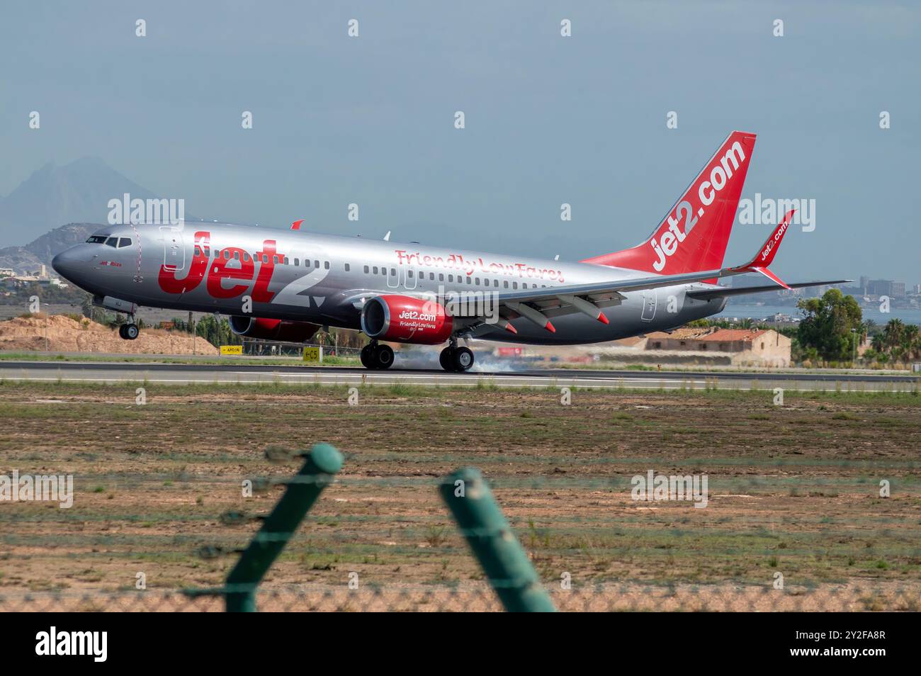 Boeing 737 de la compagnie Jet2 à l'aéroport d'Alicante, El Altet. Banque D'Images