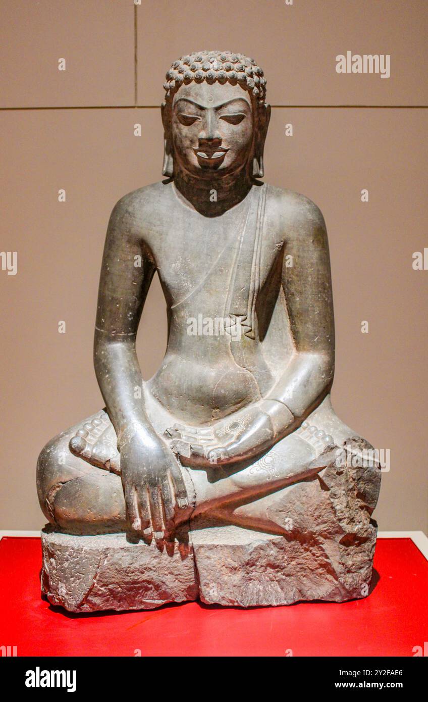 Bangkok, Thaïlande, Asie du Sud-est, Asie. Musée national de Bangkok. Sculpture de Bouddha appelant la Terre du témoin (Bhumisparsa mudra ou Maravijaya) Banque D'Images