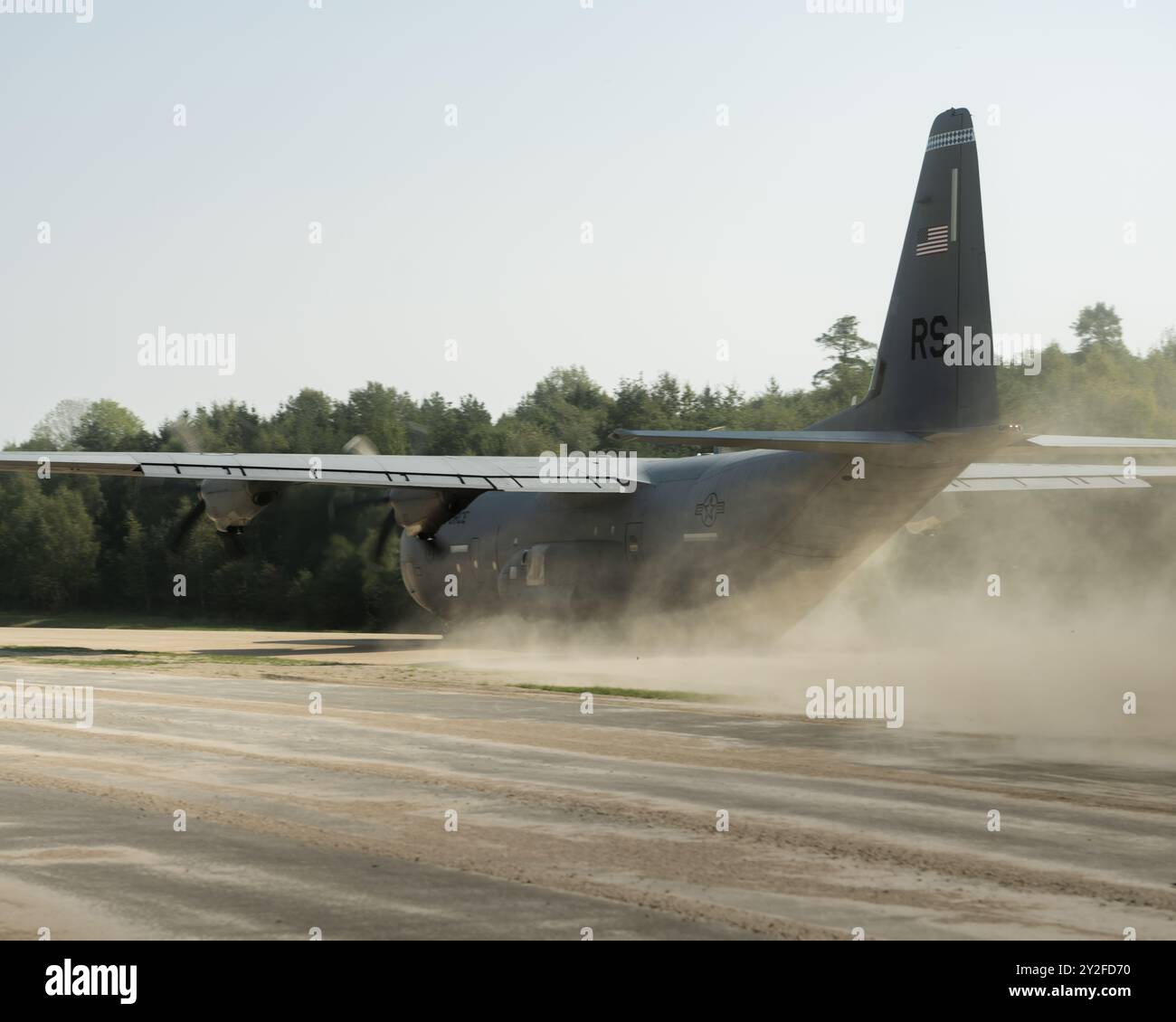 Un avion C-130 Hercules atterrit pour ravitailler les parachutistes de l'armée américaine affectés à la 173e brigade aéroportée avec un Humvee pendant la jonction Saber 24 à Hohe Banque D'Images