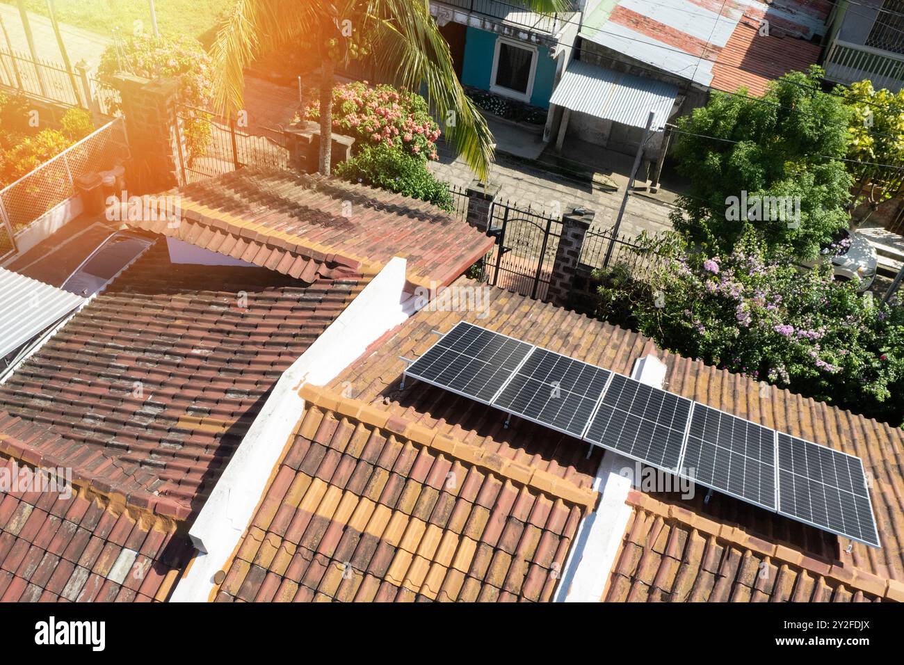 Maison avec vue sur drone aérien à énergie solaire durable Banque D'Images