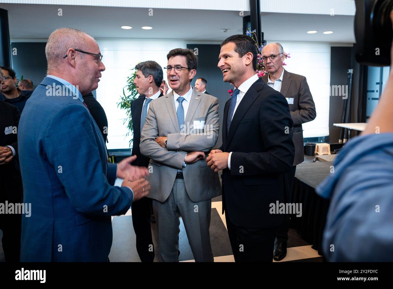 DEN HAAG - Dirk Beljaarts (à droite), ministre de l'économie et Pierre-Eric Pommellet (à m), président du conseil d'administration du groupe Naval, lors de la signature au ministère de l'économie d'un accord de coopération industrielle. Après la signature de cette ICA, un contrat final de fourniture peut alors être conclu par la Défense. ANP LINA SELG pays-bas Out - belgique Out Banque D'Images