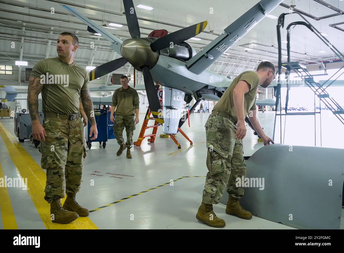 Des aviateurs de la 174th Attack Wing et du 491st Attack Squadron effectuent la maintenance de routine d'un MQ-9 Reaper à Hancock Field Air National Guard base, ne Banque D'Images