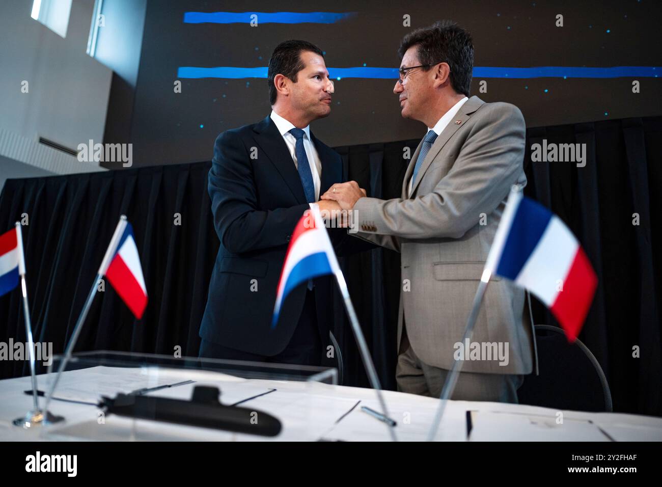 DEN HAAG - Dirk Beljaarts, ministre de l'économie et Pierre-Eric Pommellet, président du conseil d'administration du Naval Group, lors de la signature au ministère de l'économie d'un accord de coopération industrielle. Après la signature de cette ICA, un contrat final de fourniture peut alors être conclu par la Défense. ANP LINA SELG pays-bas Out - belgique Out Banque D'Images