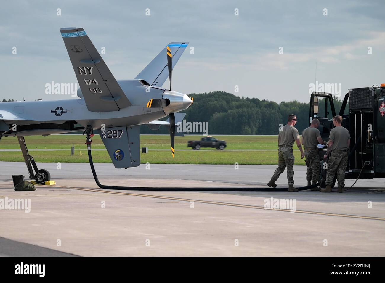 Un MQ-9 Reaper affecté à la 174th Attack Wing est ravitaillé avant un vol à Hancock Field Air National Guard base, New York, le 13 août 2024. Maint Banque D'Images