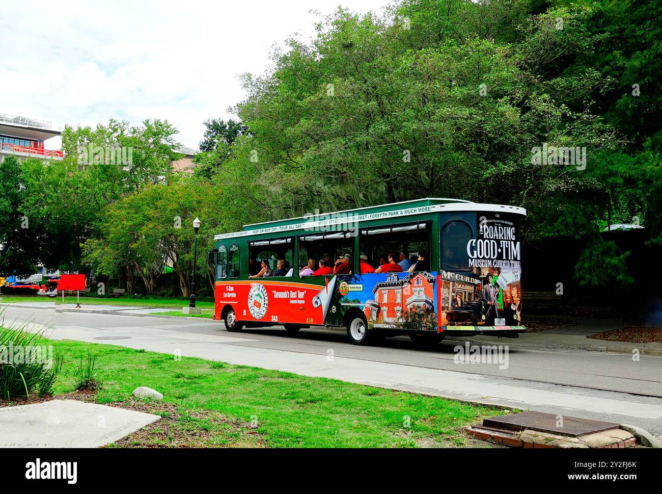 Old Town trolley propose des excursions touristiques autour de la ville historique de Savannah, Géorgie. Créé le 28 août 2024 Banque D'Images