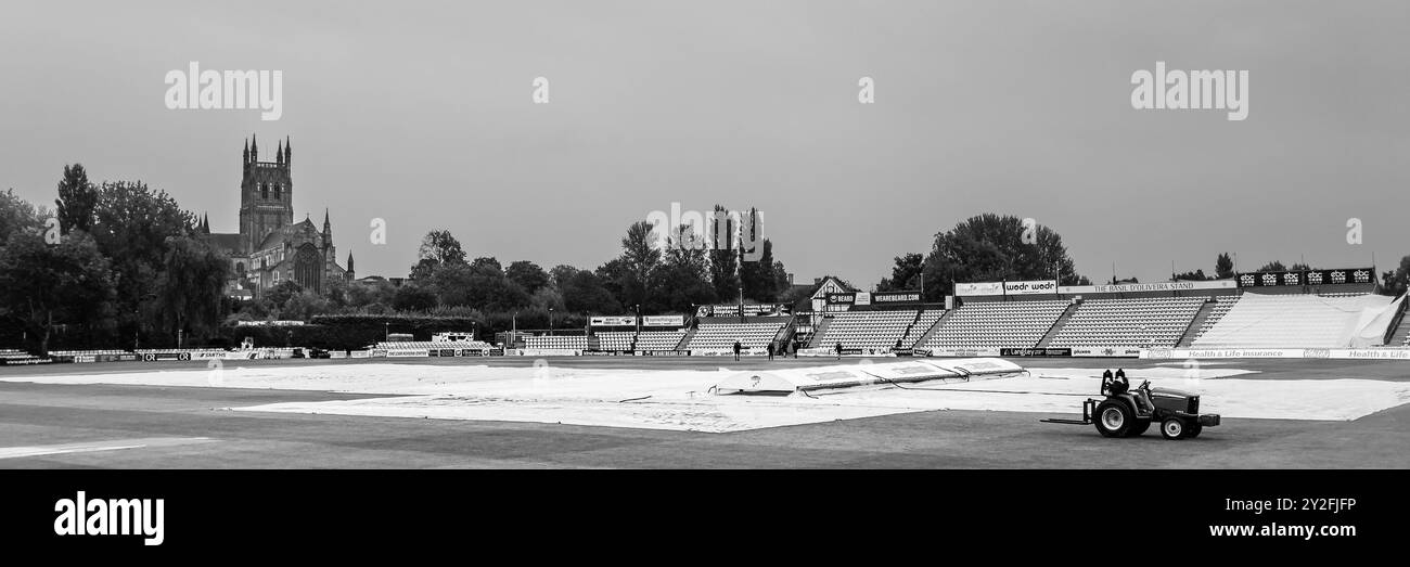 Prise à Worcester, au Royaume-Uni, le 10 septembre 2024 au Worcestershire County Cricket Club, New Road, Worcester It Remains Wet at Worcester, et les couvertures sont toujours en place empêchant la reprise du jeu pour le jour 2 le match du Championnat Vitality County 2024 entre Worcestershire CCC et Warwickshire CCC image est pour usage éditorial seulement - crédit à Stu Leggett via Alamy Live News Banque D'Images Prise à Worcester, au Royaume-Uni, le 10 septembre 2024 au Worcestershire County Cricket Club, New Road, Worcester It Remains Wet at Worcester, et les couvertures sont toujours en place empêchant la reprise du jeu pour le jour 2 le match du Championnat Vitality County 2024 entre Worcestershire CCC et Warwickshire CCC image est pour usage éditorial seulement - crédit à Stu Leggett via Alamy Live News Banque D'Images