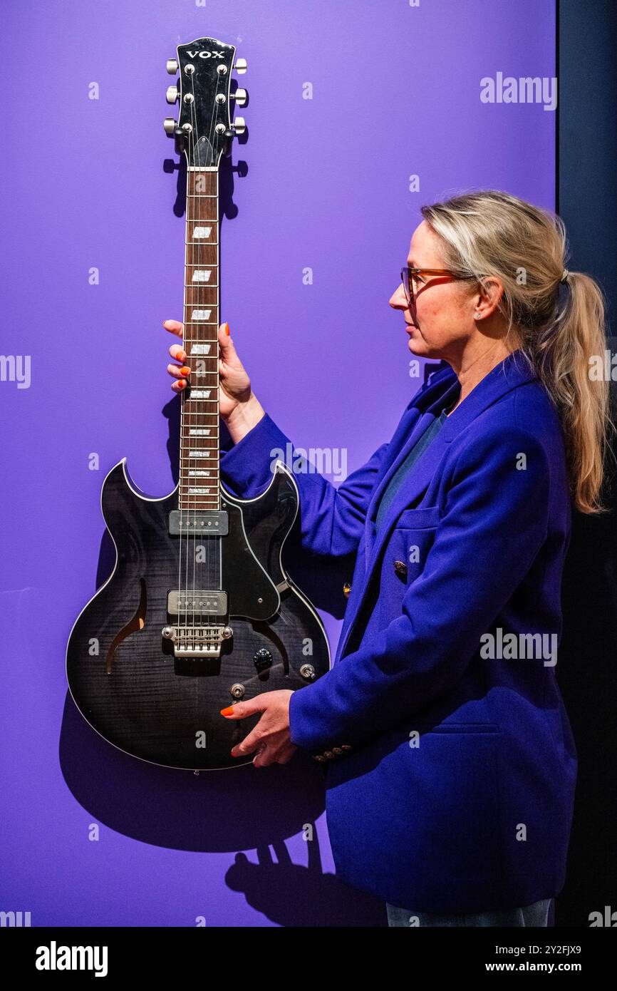 Londres, Royaume-Uni. 10 septembre 2024. Une guitare électrique Vox HDC-77 de marque Prince jouée sur scène, largement utilisée tout au long de l'ère 3RDEYEGIRL, 2013-15, est £200 000-300 000 - Un aperçu de la première vente aux enchères populaire de la culture à Sotheby's New Bond Street. Suite au succès de la série de ventes aux enchères Freddie Mercury l'année dernière. Des articles du monde de la musique et du cinéma seront vendus lors d'une vente en ligne dédiée qui se clôturera le 12 septembre. Une exposition dédiée se déroulera jusqu'à eux dans les galeries de New Bond Street. Crédit : Guy Bell/Alamy Live News Banque D'Images