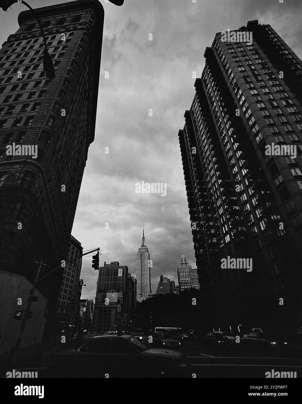 AJAXNETPHOTO. OCTOBRE, 2000.MANHATTAN, NEW YORK, ÉTATS-UNIS. - STATE CITY - EMBLÉMATIQUE GRATTE-CIEL EMPIRE STATE VU DE L'ARRIÈRE DU BÂTIMENT FLATIRON À L'INTERSECTION DE BROADWAY ET EAST 22ND STREET DANS LOWER MANHATTAN. PHOTO:JONATHAN EASTLAND/AJAX REF:3548BW 06 34A. Banque D'Images