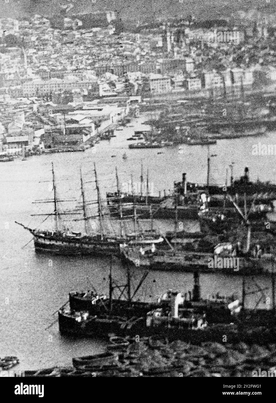 AJAXNETPHOTO. c.1907. GÊNES, ITALIE. - SCANS À PARTIR DE NÉGATIFS DE FILM ORIGINAUX - LE PORT BONDÉ DE VOILIERS GRÉÉS CARRÉS, CARGOS À VAPEUR ET BARGES. PHOTOGRAPHE : H.H.ROSE. SOURCE : COLLECTION DE LA BIBLIOTHÈQUE D'IMAGES VINTAGE AJAX. CRÉDIT : AJAX BIBLIOTHÈQUE D'IMAGES VINTAGE. RÉF. ; MX340 241408 36 Banque D'Images