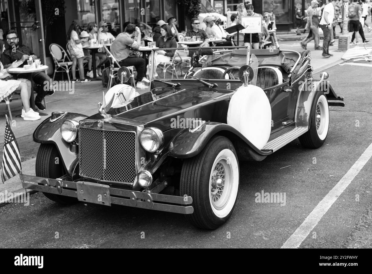 New York City, États-Unis - 30 juin 2023 : Excalibur Series III Phaeton voiture vue avant côté conducteur garée Banque D'Images