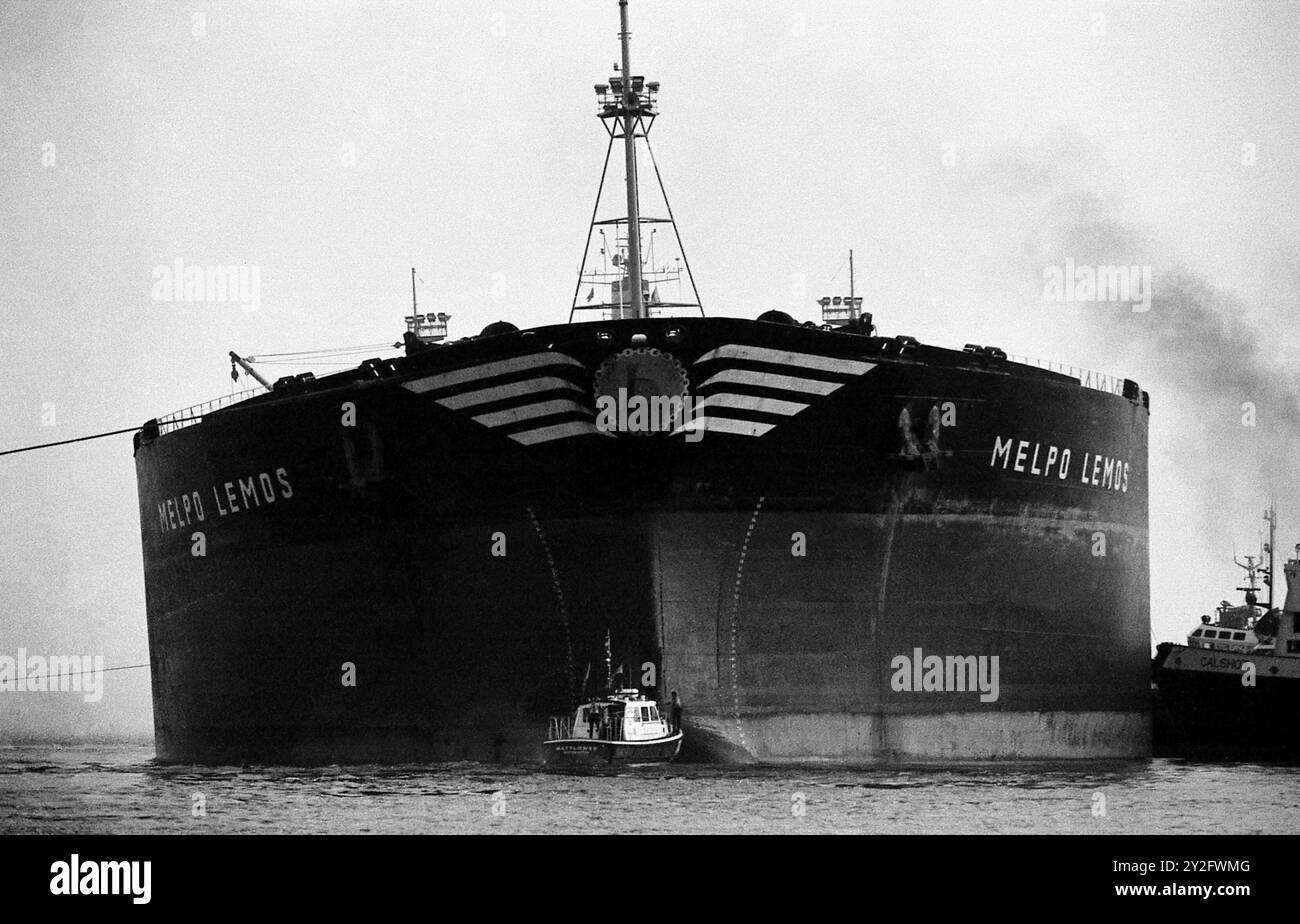 AJAXNETPHOTO. 3E AOÛT, 1981. SOLENT, ANGLETERRE - ÉCHOUEMENT DU PÉTROLIER - LE SUPER PÉTROLIER MELPO LEMOS S'ÉCHOUE AU LARGE DE STANSALL POINT, SOLENT AVEC DES REMORQUEURS EN PRÉSENCE. PHOTO : JONATHAN EASTLAND REF:810308 20 132 Banque D'Images