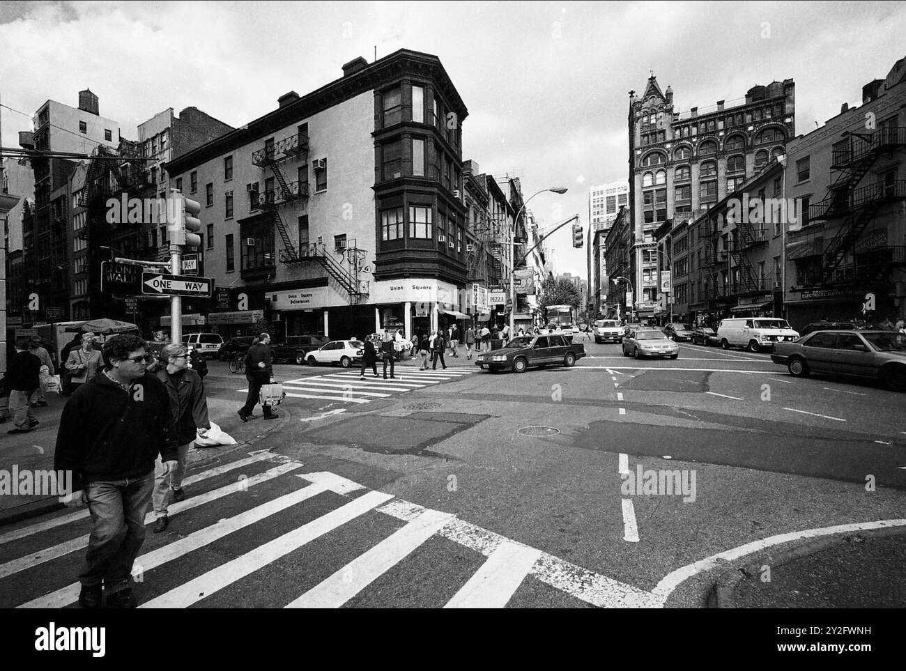 AJAXNETPHOTO. OCT. 2000. MANHATTAN, NEW YORK, ÉTATS-UNIS. - BROADWAY RENCONTRE UNION SQUARE WEST ET EAST 17TH STREET JUNCTION. MAINTENANT (2024) REMIS À NEUF. PHOTO:JONATHAN EASTLAND/AJAXREF:3547BW_24_25A. Banque D'Images