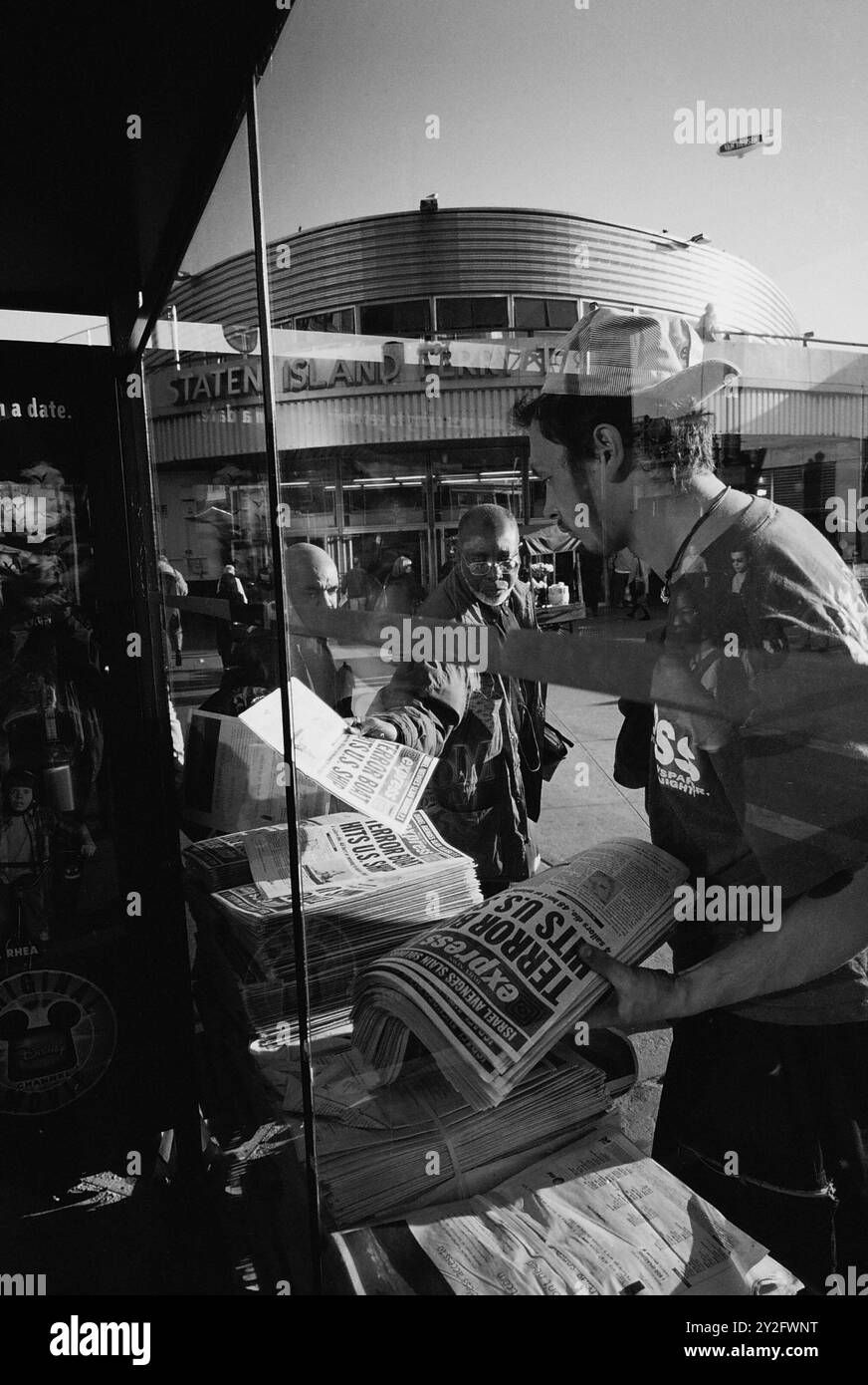 AJAXNETPHOTO. OCTOBRE 2000. NEW YORK, ÉTATS-UNIS. - LOWER MANHATTAN - KIOSQUE À JOURNAUX AU TERMINAL DE FERRY DE STATEN ISLAND. PHOTO:JONATHAN EASTLAND/AJAXREF:CD3542BW 16 13. Banque D'Images