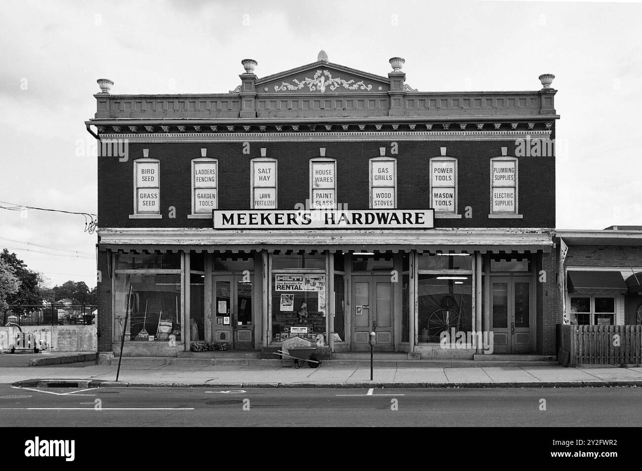 AJAXNETPHOTO. OCTOBRE 2000. DANBURY, CT, ÉTATS-UNIS. - QUINCAILLERIE - MEEKERS SUR LA RUE WRIGHT, CRÉÉE EN 1889. PHOTO:JONATHAN EASTLAND/AJAXREF:CD3552 03 12. Banque D'Images