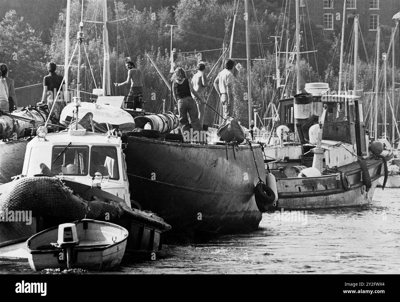 AJAXNETPHOTO. 24 AOÛT 1978. BURSLEDON, ANGLETERRE. - NOUVELLE VIE POUR LE YACHT DE LA COUPE DE L'AMÉRIQUE - LE YACHT DE CLASSE J ENDEAVOUR SOUS REMORQUAGE PAR LE REMORQUEUR DE MASSE TRANSITE LES COURS SUPÉRIEURS DE LA RIVIÈRE HAMBLE À SON NOUVEAU POSTE D'AMARRAGE À RIVERSIDE BOATYARD OÙ LES PROPRIÉTAIRES JOHN AMOS ET GRAHAM JACK COMMENCERONT LE LONG PROCESSUS DE RECONSTRUCTION DU YACHT. PHOTO:JONATHAN EASTLAND/AJAXREF:2782408 1 Banque D'Images