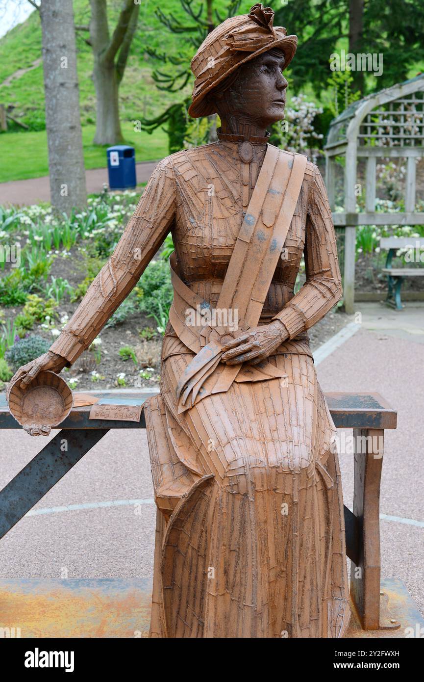 AJAXNETPHOTO. 3RD MARS 2023. MORPETH, ANGLETERRE. - STATUE À CARLISLE PARK, MORPETH, PAR RAY LONSDALE DE LA SUFFRAGETTE EMILY WILDING DAVISON (B1872-D1913) DÉCÉDÉE LE 8 JUIN 1913 APRÈS AVOIR ÉTÉ FRAPPÉE PAR LE CHEVAL ANMER DU ROI GOERGE V LORS DE LA COURSE DE DERBY À EPSOM LE 4 JUIN 1913. PHOTO:TONY HOLLAND/AJAX REF:(C)PEO DAVISON EMILY DTH230303 2084 Banque D'Images