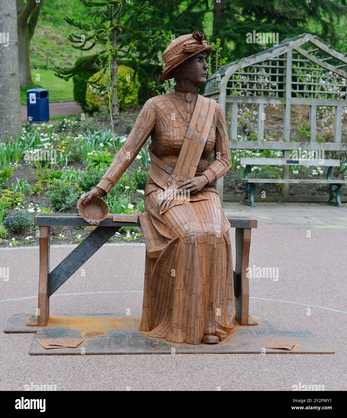 AJAXNETPHOTO. 3RD MARS 2023. MORPETH, ANGLETERRE. - STATUE À CARLISLE PARK, MORPETH, PAR RAY LONSDALE DE LA SUFFRAGETTE EMILY WILDING DAVISON (B1872-D1913) DÉCÉDÉE LE 8 JUIN 1913 APRÈS AVOIR ÉTÉ FRAPPÉE PAR LE CHEVAL ANMER DU ROI GOERGE V LORS DE LA COURSE DE DERBY À EPSOM LE 4 JUIN 1913. PHOTO:TONY HOLLAND/AJAX REF:(C)PEO DAVISON EMILY DTH230303 2084 Banque D'Images
