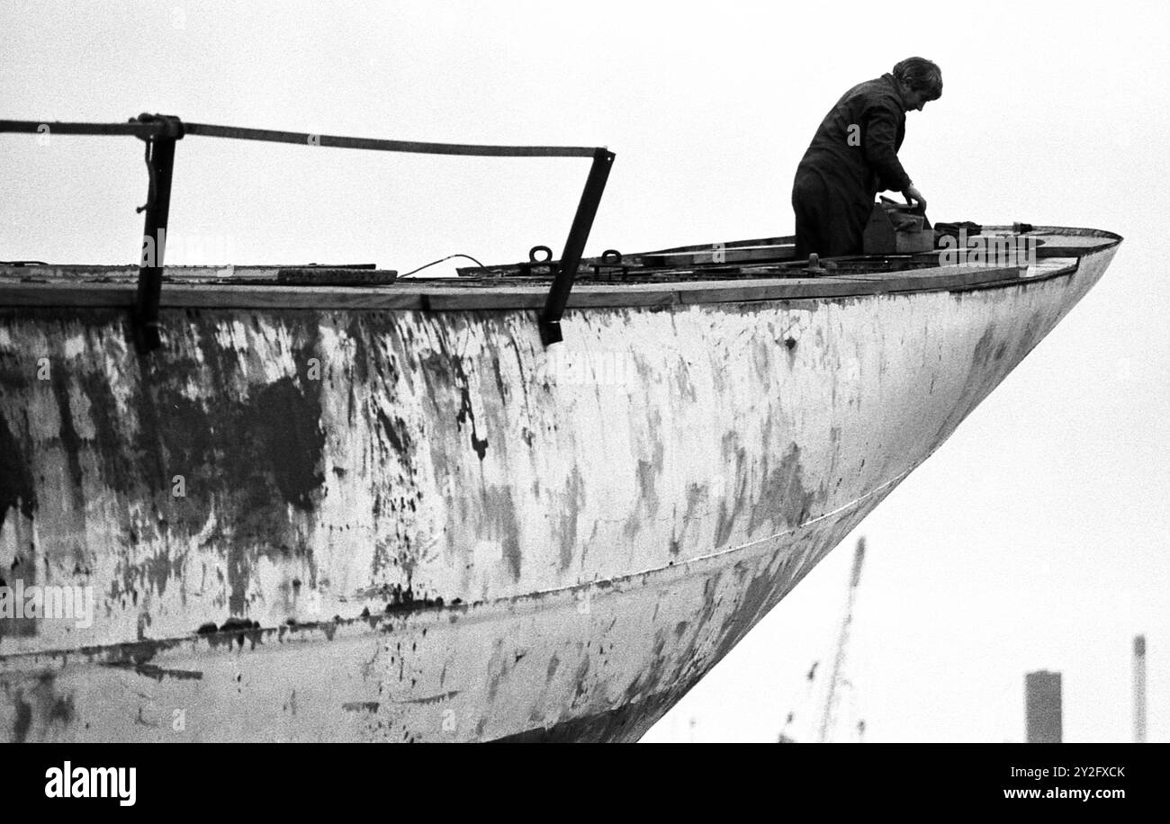 AJAXNETPHOTO. 15 FÉVRIER 1980. WOOLSTON, ANGLETERRE. - YACHT DE CLASSE J REFIT - LE YACHT DE CLASSE J VELSHEDA RÉCEMMENT ACQUIS PAR TERRY BRABENT, EN COURS DE RÉPARATION DE SA COQUE ET DE SON PONT AU CHANTIER WILMENTS. PHOTO : JONATHAN EASTLAND/AJAX. REF:801502_17 Banque D'Images