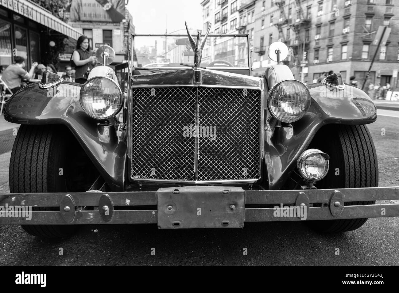 New York City, États-Unis - 30 juin 2023 : Excalibur Series III Phaeton voiture avant vue rapprochée garée Banque D'Images