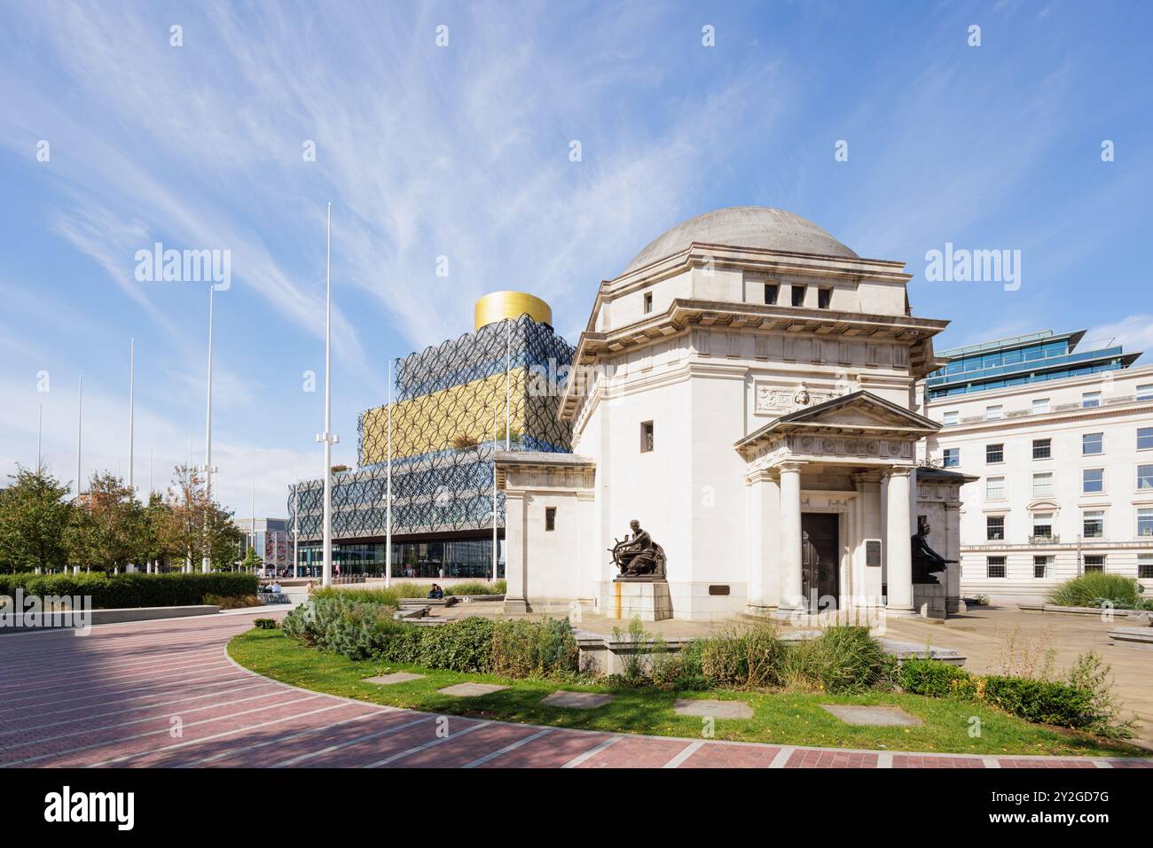 Birmingham, Royaume-Uni - septembre 2024 : le Hall of Memory War Memorial et la bibliothèque de Birmingham sur Centenary Square, une zone sans circulation pour se détendre. Banque D'Images