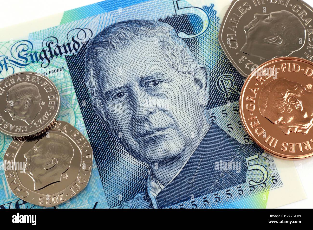 Royaume-Uni, 5 juin 2024 - émission de nouveaux billets de livre sterling à l'image du roi Charles III et série de nouvelles pièces en circulation Banque D'Images