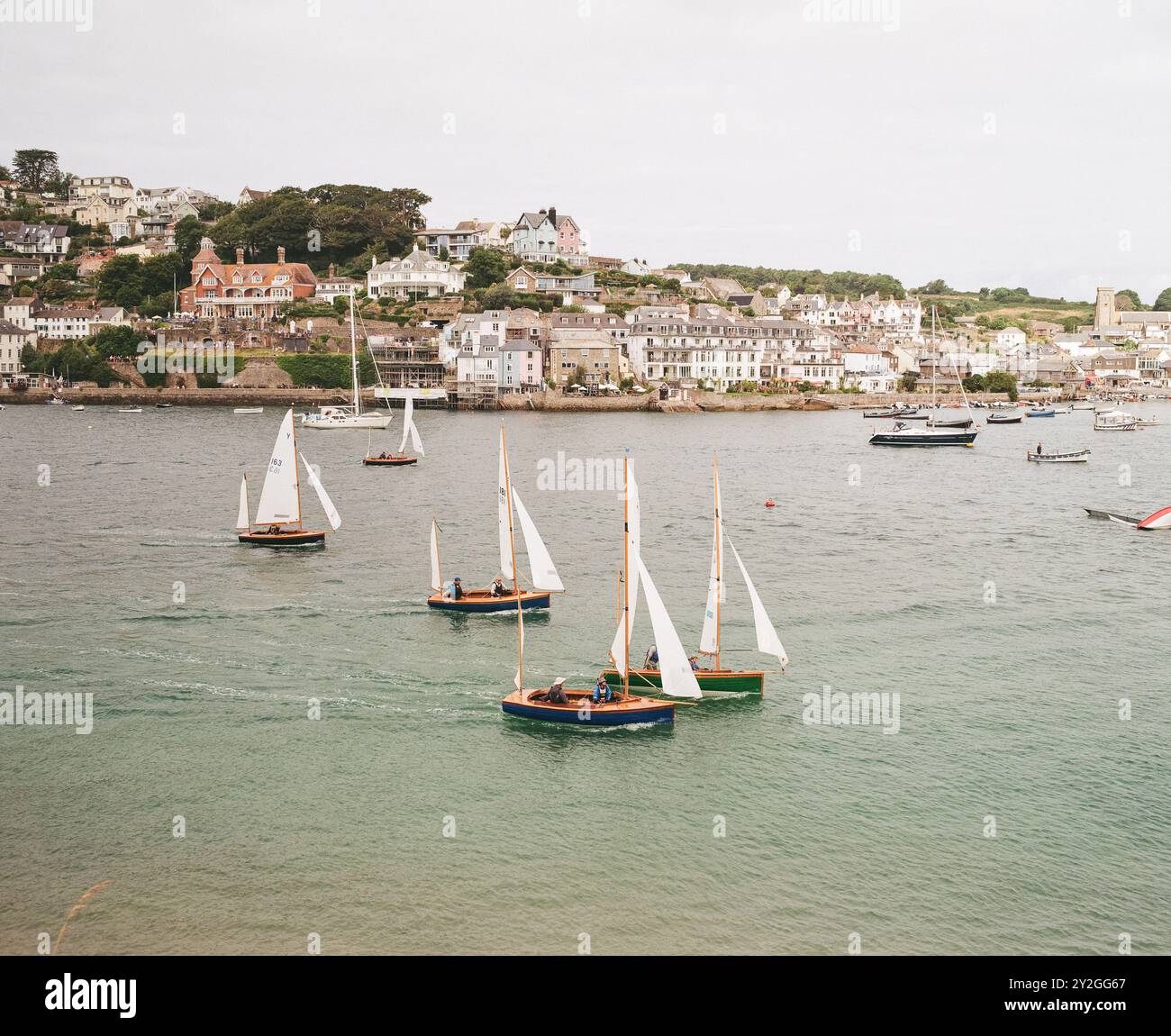 Dériveur au large du port de Salcombe dans l'estuaire de Salcombe Kingsbridge, Salcombe, Devon, Royaume-Uni. Banque D'Images