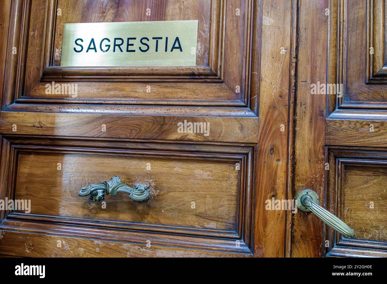 Rome Italie, via del Corso, Chiesa San Giacomo in Augusta Basilica, église catholique, intérieur, porte signe sacristie salle de vêtements de sacristie, Europ italien Banque D'Images