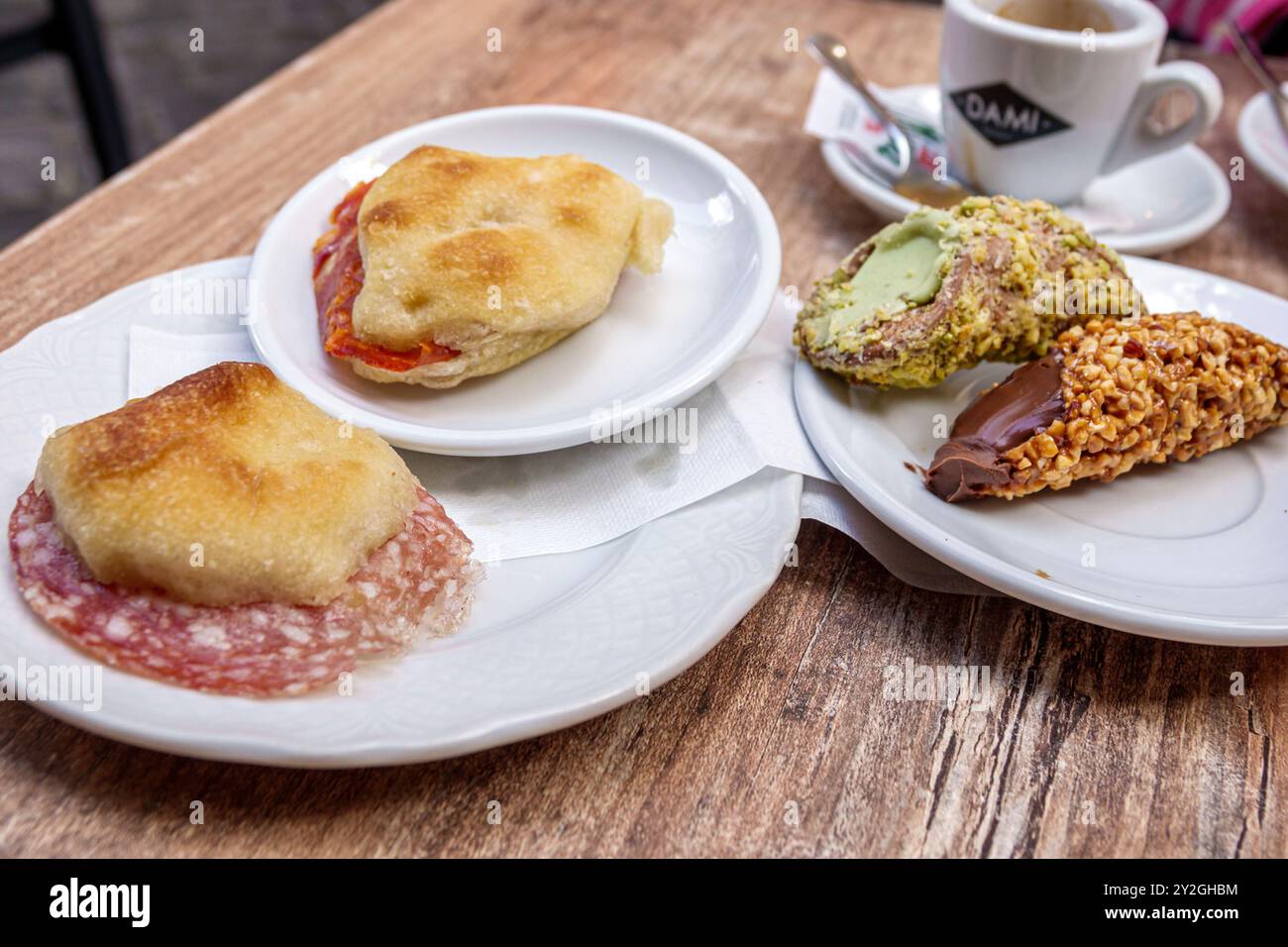 Rome Italie, via della Croce, restaurant de bistrot Dami, sandwich au salami, pâtisseries cannoli dessert, Italie Europe européenne européenne, visite touristique t Banque D'Images