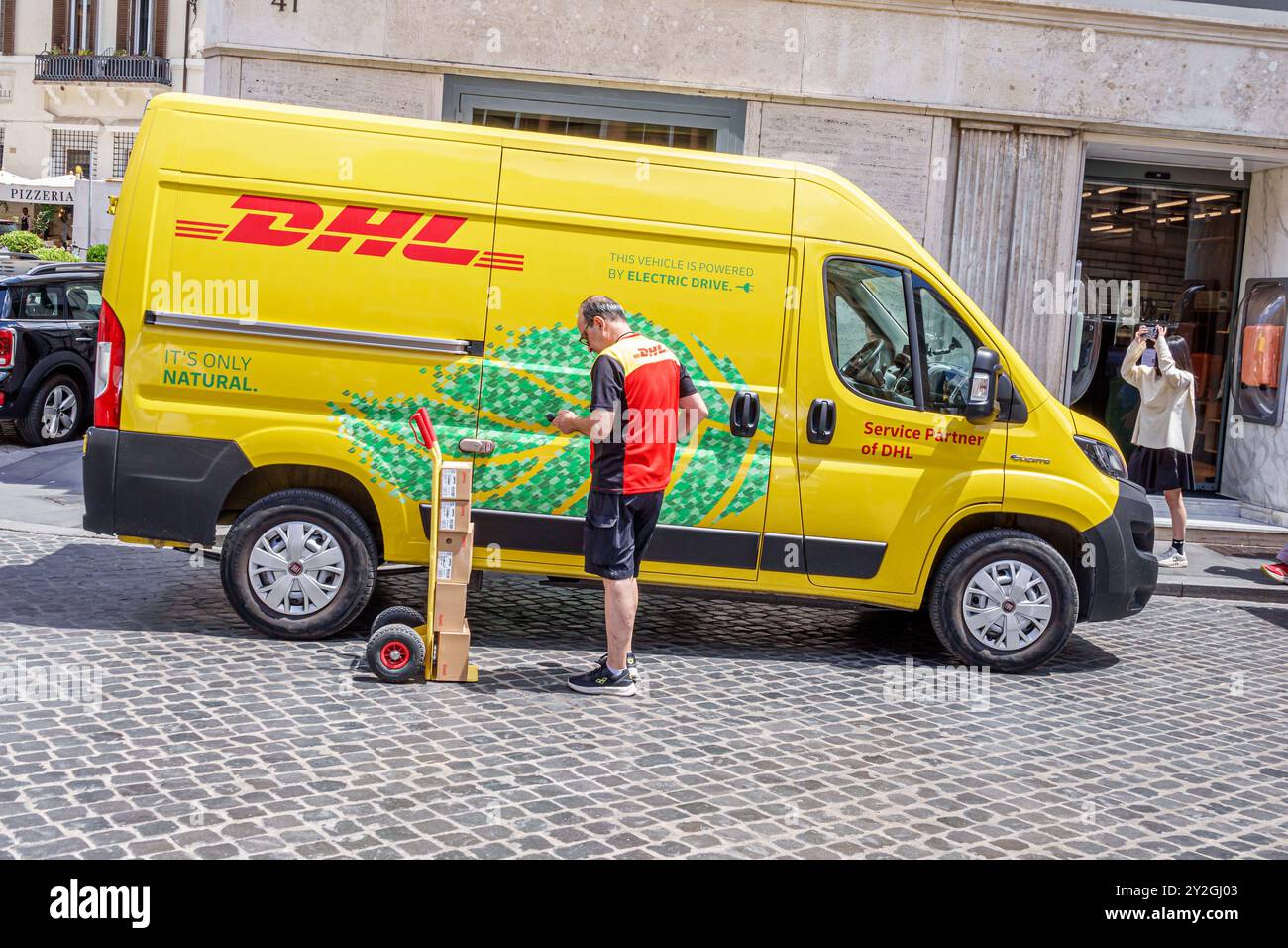 Rome Italie, Piazza di Spagna, place carrée espagnole, DHL livraison Courier van jaune, paquet de camion à main de chariot de conducteur, Europe européenne italienne, visiteurs Banque D'Images