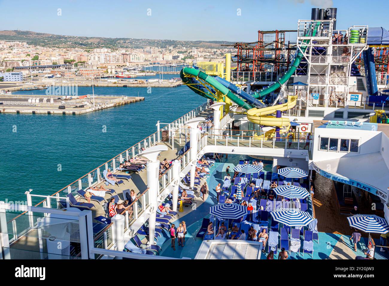 Civitavecchia Italie, Norwegian Cruise Line NCL navire, évasion 10 jours itinéraire de la mer Méditerranée, Civitavecchia Port de Rome, passagers se relaxant, hommes femmes Banque D'Images