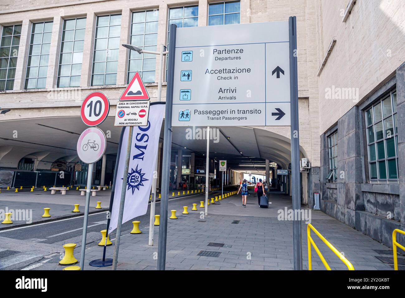 Naples Naples Italie, Norwegian Cruise Line NCL navire, évasion 10 jours itinéraire de la mer Méditerranée, Port de Naples, Piazzale Stazione Marittima, termina de croisière Banque D'Images
