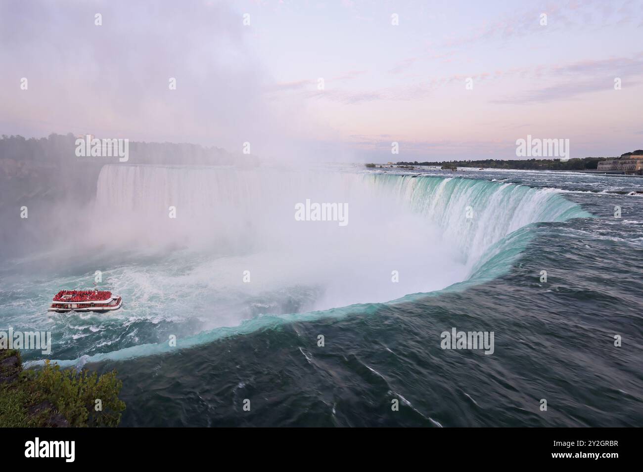 Vue aérienne sur les chutes Horseshoe, y compris le bateau Hornblower naviguant sur la rivière Niagara, le Canada et la frontière naturelle des États-Unis Banque D'Images