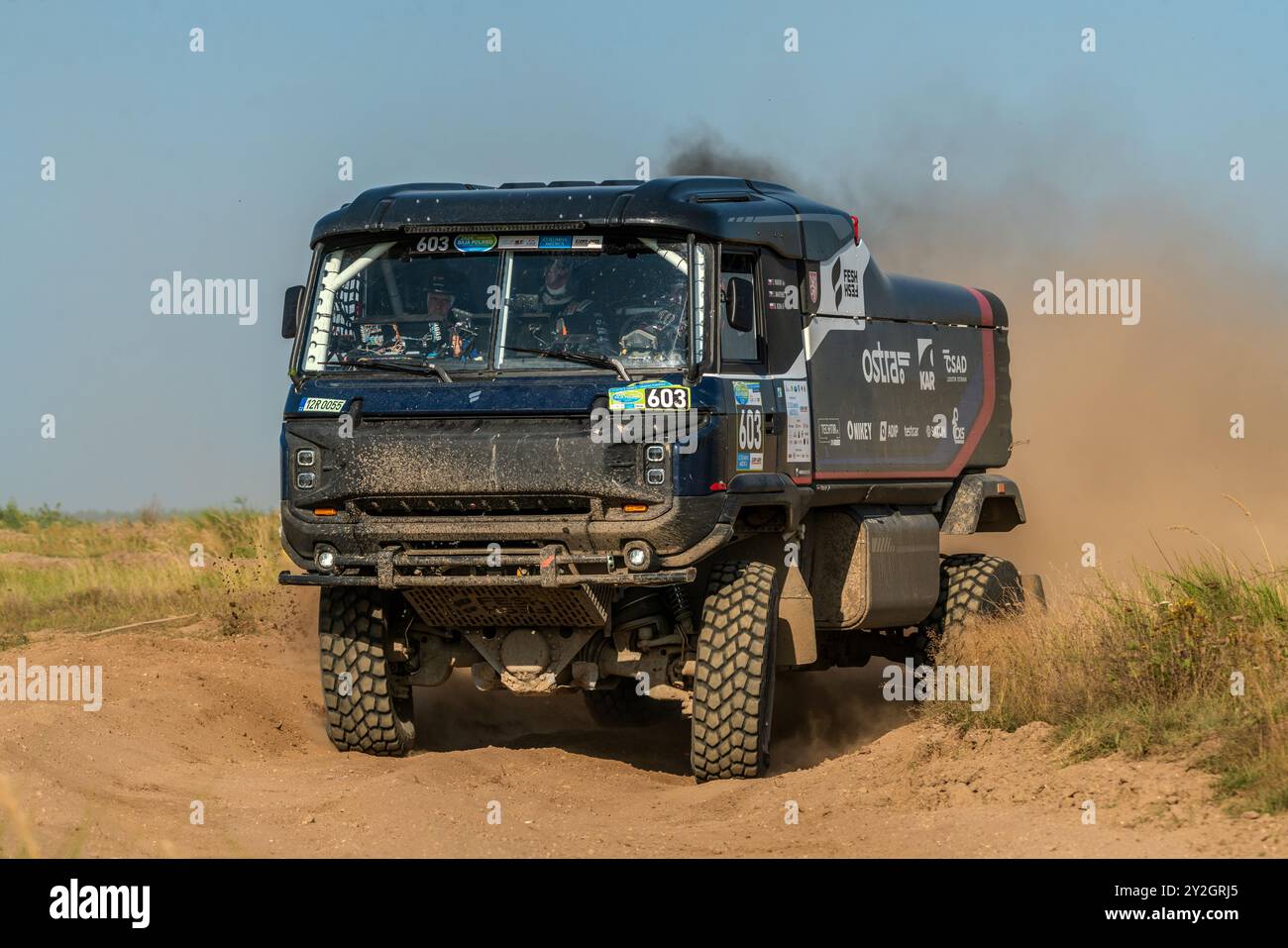 Le camion de course Tatra FF7 4x4 roulant le long de la route du rallye Baja Poland 2024 Banque D'Images