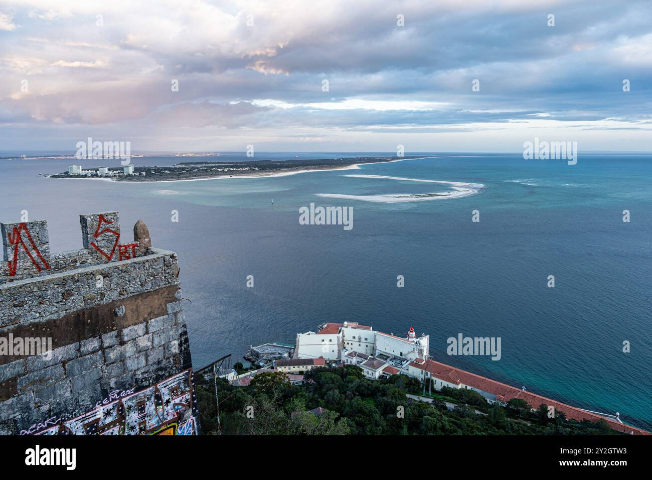 La péninsule de Troia ou réserve naturelle de Troia au Portugal fait partie du parc naturel de l'estuaire du Sado. Vu de la 7e batterie de l'artillerie côtière d'Outao Reg Banque D'Images