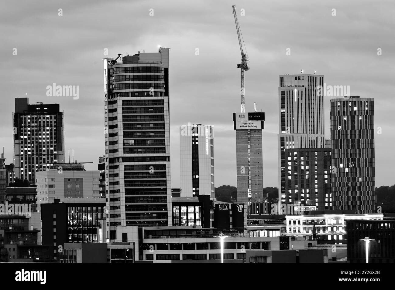 Une vue de Leeds City la nuit en noir et blanc Banque D'Images
