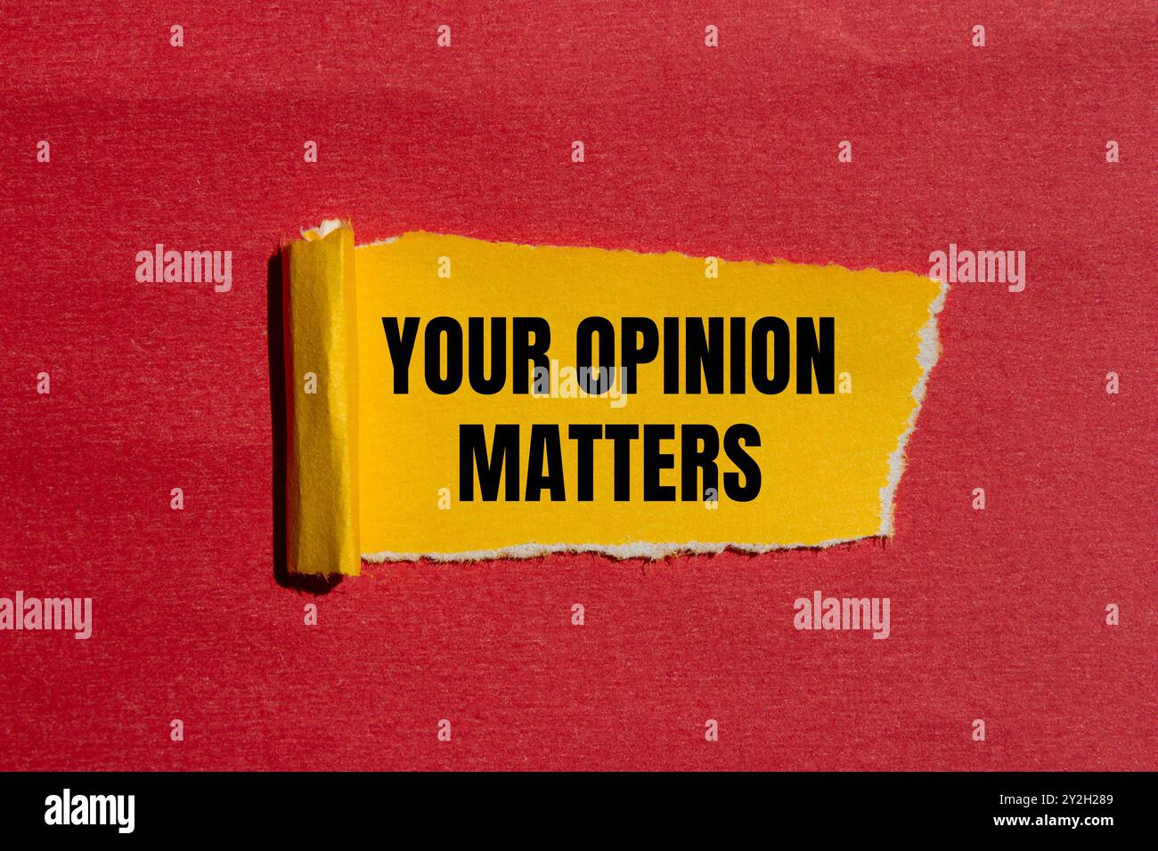 Votre opinion compte message écrit sur papier jaune déchiré déchiré avec fond rouge. Conceptuel votre opinion compte. Copier l'espace. Banque D'Images