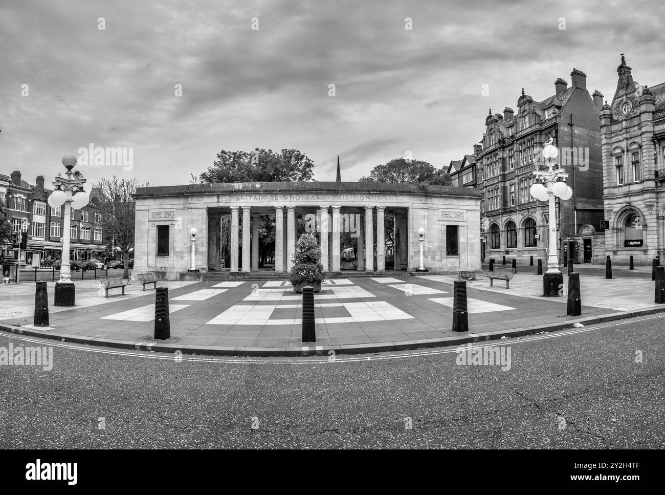 L'image est celle des jardins du mémorial de guerre sur Lord Street dans la station balnéaire côtière de Southport, dans le nord-ouest du Lancashire Banque D'Images