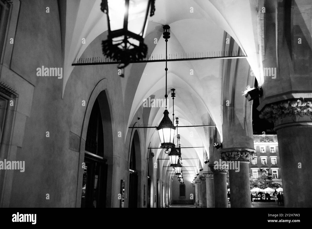 Nuit vieux quartier commercial de Cracovie dans les lumières d'un lampadaire. La vieille Europe. Banque D'Images