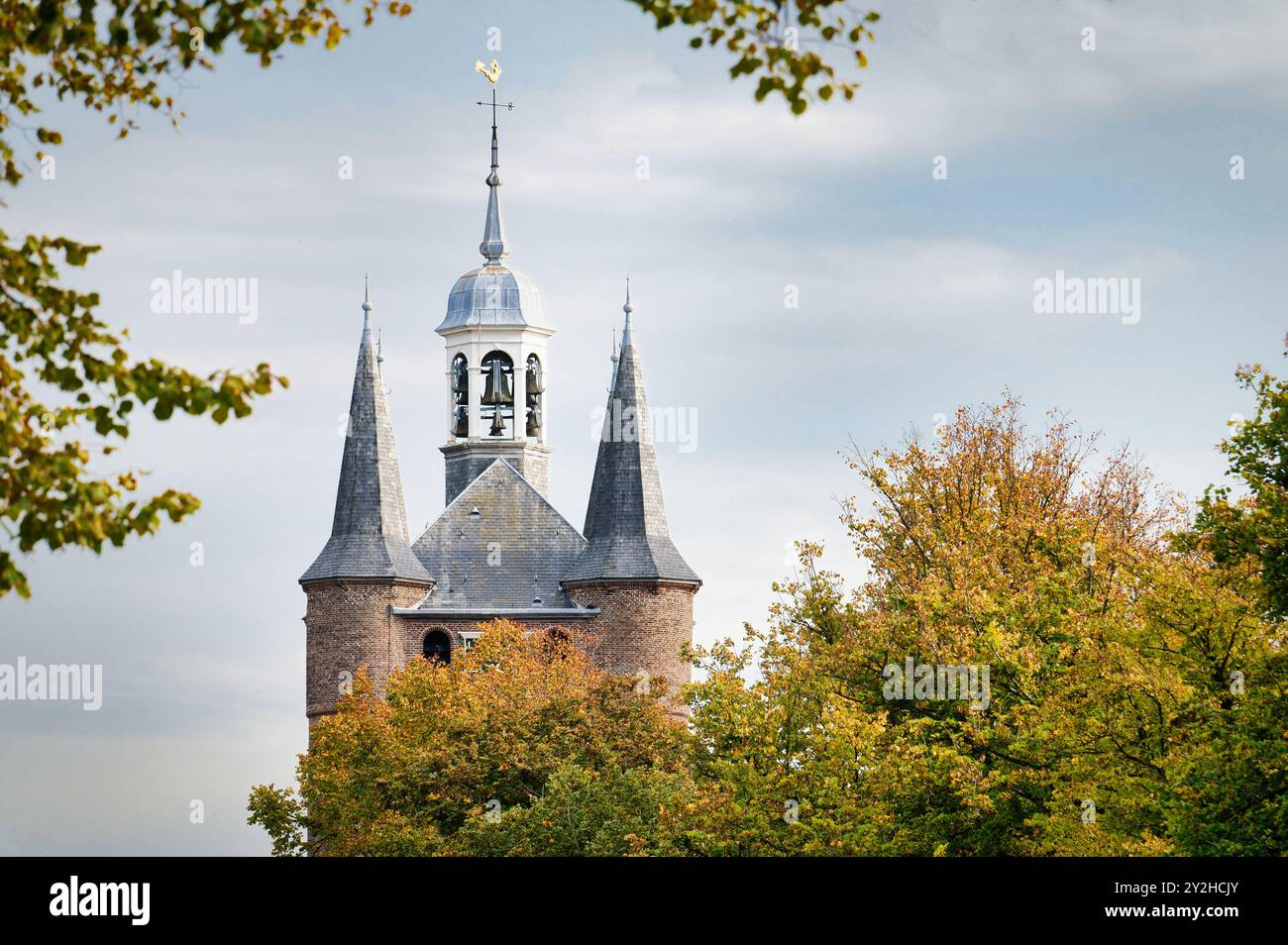 Porte de brique de Zuidhavenpoort porte de la ville de Zierikzee avec le plus ancien carillon des pays-Bas Banque D'Images