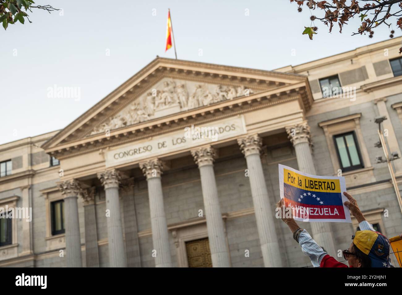 Une femme portant une pancarte indiquant "pour la liberté du Venezuela" lors d'un rassemblement devant le Parlement espagnol. Les Vénézuéliens vivant à Madrid se sont rassemblés pour protester contre Nicolas Maduro et apporter leur soutien au leader de l'opposition Maria Corina Machado et au candidat de l'opposition à la présidentielle Edmundo Gonzalez, coïncidant avec un débat au Parlement, initiative du Parti populaire (PP) pour reconnaître Edmundo Gonzalez comme vainqueur des élections passées et donc le nouveau président du Venezuela. Edmundo Gonzalez s'est enfui en Espagne le 8 septembre pour trouver asile, Banque D'Images