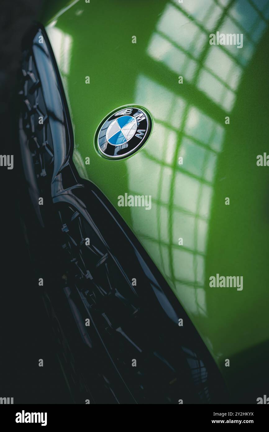 Bulgarie - 09 09 09 2024 : vue de dessus d'un badge BMW avec calandre et peinture verte. modèle de la série 3. Gros plan. Banque D'Images