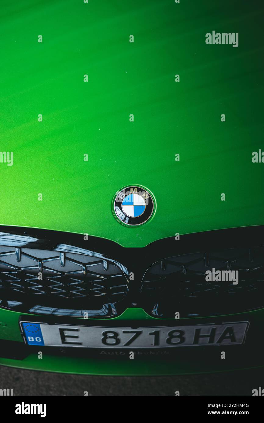 Bulgarie - 09 09 09 2024 : photo descendante d'un logo BMW sur une série verte 3. Banque D'Images