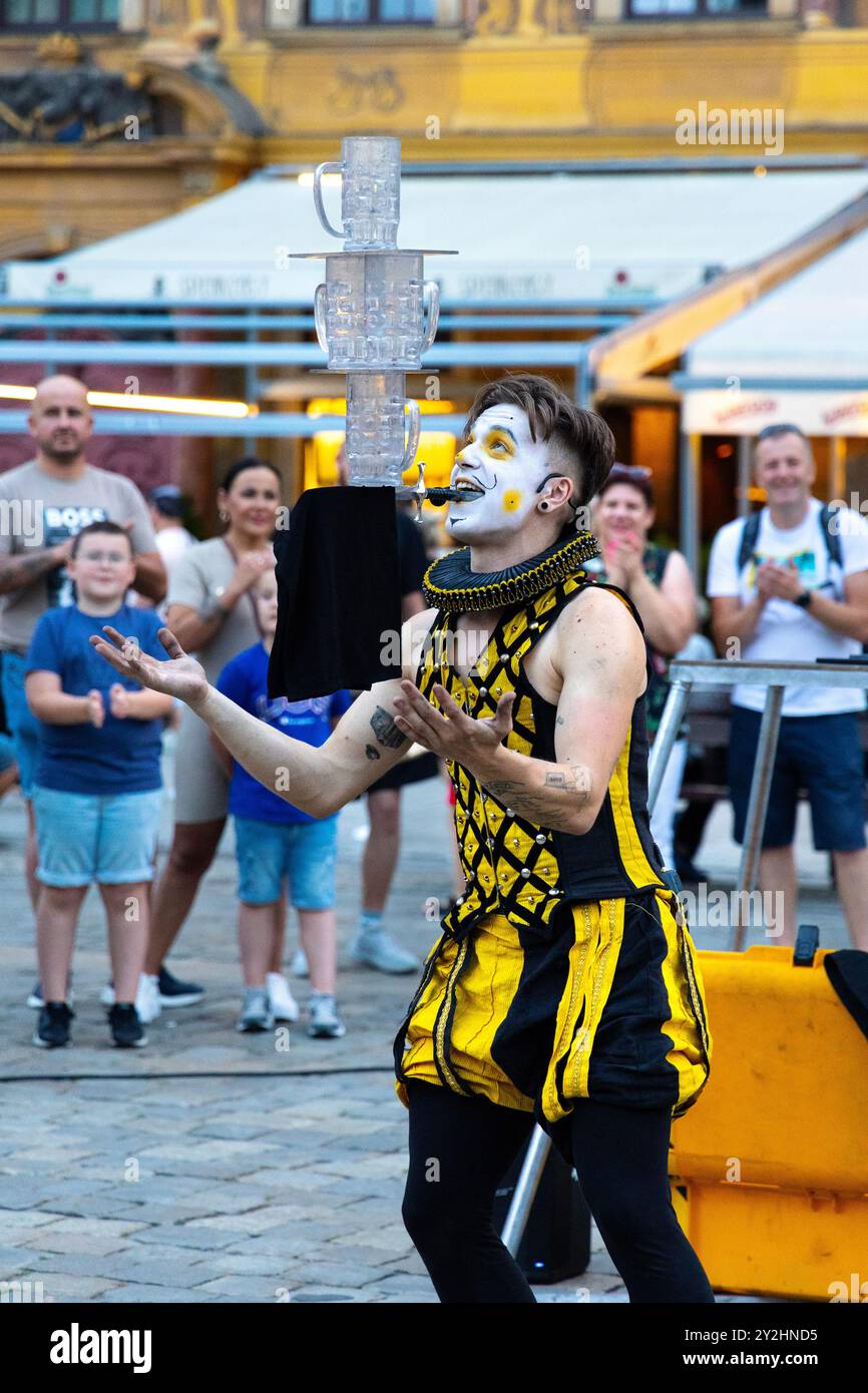 Lunettes d'équilibrage d'artiste de rue sur la place du marché de la vieille ville à Wroclaw, Pologne Banque D'Images