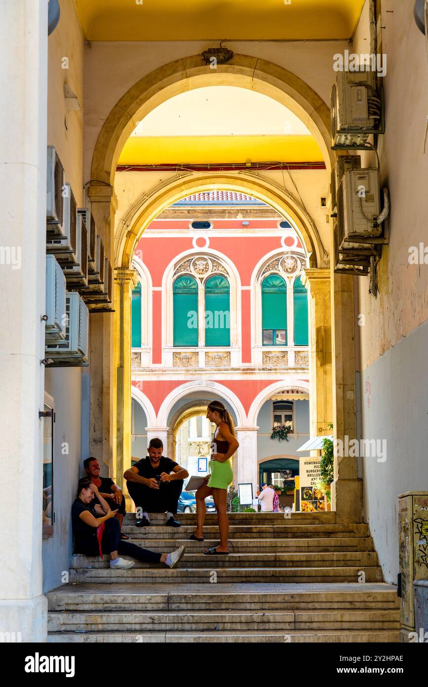 Arches des bâtiments néo-renaissance prokurative, place de la République (Plaza de la República), Split, Croatie Banque D'Images