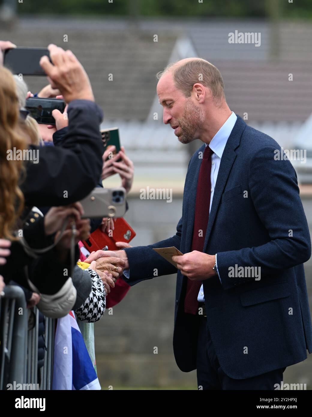 Llanelli, pays de Galles, Royaume-Uni 10 septembre 2024 SAR le Prince William, Prince de Galles salue ses sympathisants à l'extérieur de l'école primaire Swiss Valley, où il a rencontré des élèves qui ont participé à l'Urdd Eisteddfod 2024, un festival d'une semaine célébrant la langue et la culture galloises. Son voyage à Llanelli, dans le sud du pays de Galles, comprend également une visite à l'ambulance aérienne du pays de Galles dont il est le patron, et à Parc y Scarlets, le domicile de l'équipe de rugby à XV des Scarlets. Banque D'Images